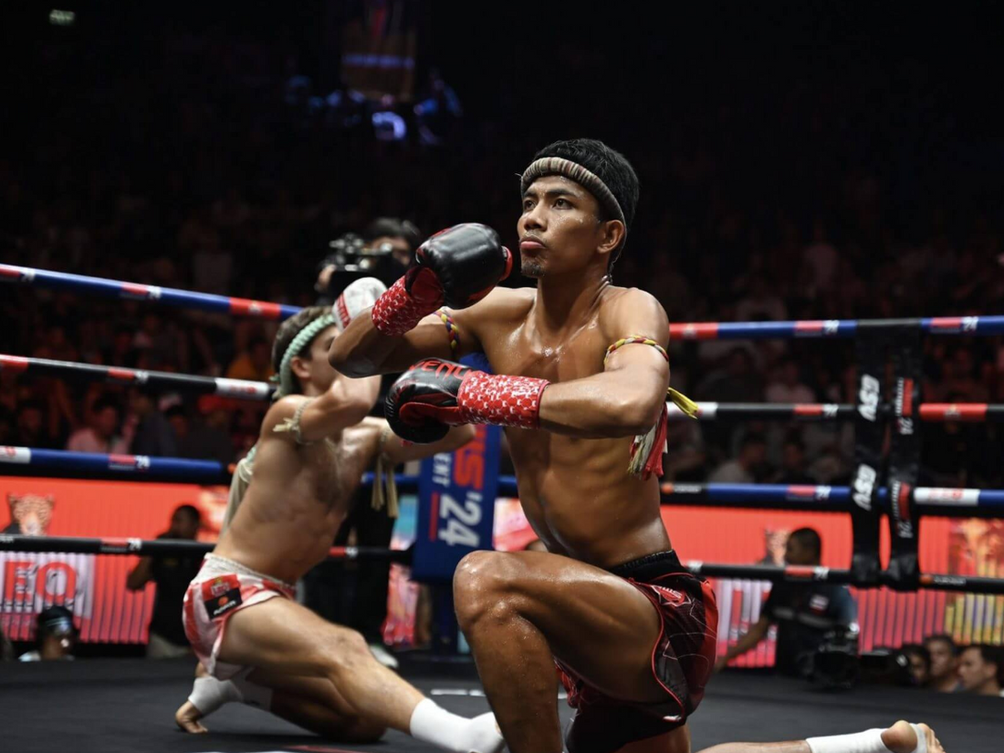 Combattant exécutant le Wai Khru Ram Muay avant un combat